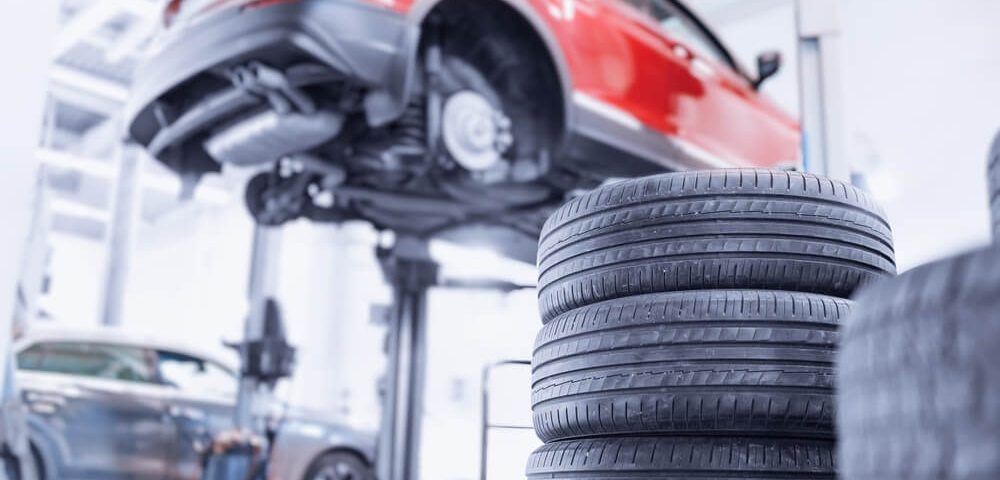 Auto podczas wymiany opon